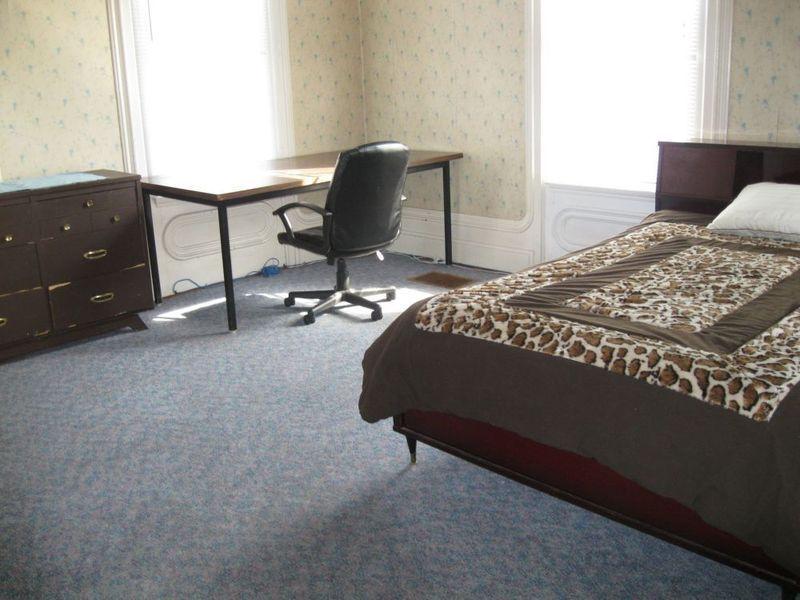 AVAILABLE MAY--BIG BRIGHT FURNISHED STUDENT ROOM--ALL INCLUSIVE