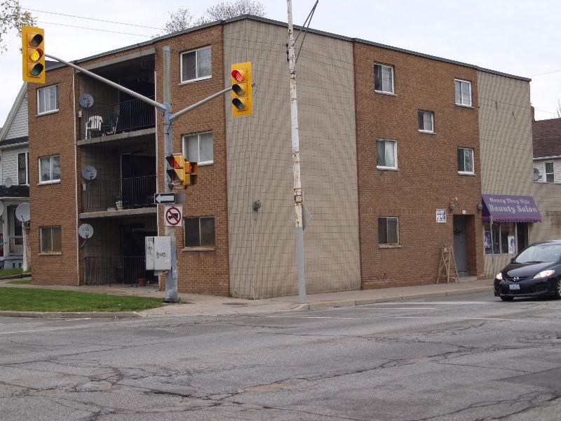 1 Bedroom Apartment Available Immediately 490 Wyandotte St. West