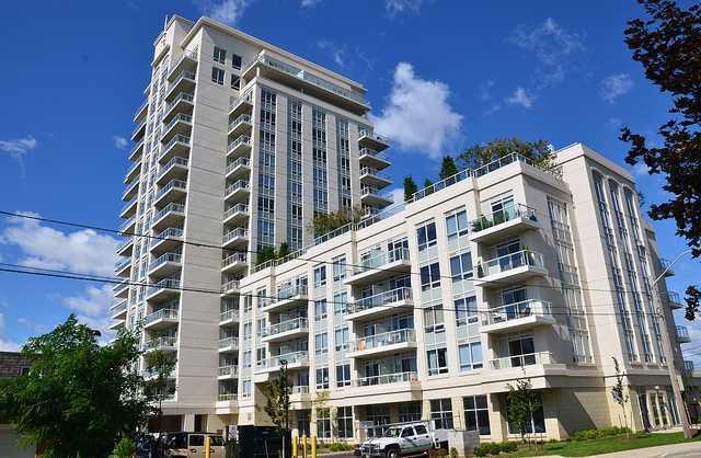 ***2+1 BDRM CORNER UNIT***2 PKG SPOTS***LAKE & PARK & CITY VIEWS