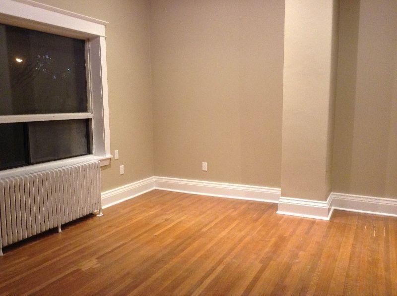 RARE OPPORTUNITY; 2 + 1 BEDROOM; DOWNTOWN UOFT/CHINATOWN