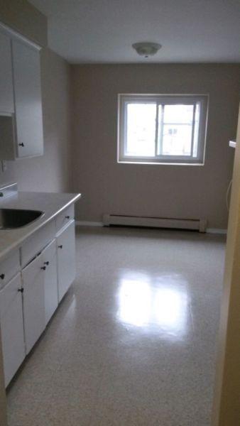 3bdrm apartment $1000 *REVISED Available April 30th or sooner
