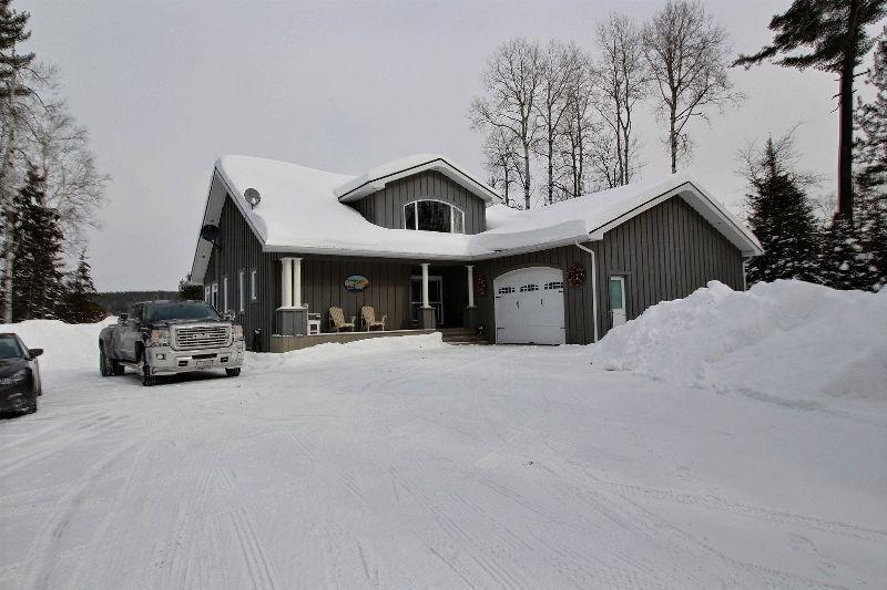 Dream house surrounded by the majestic Lake Timiskaming
