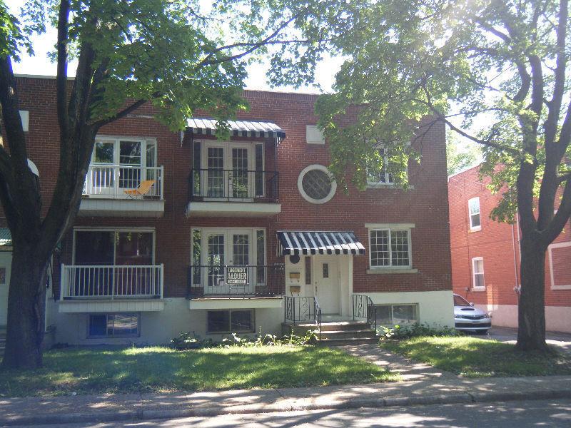 Ahuntsic 9323 Chateaubriand. Grand studio ouvert style loft, ré
