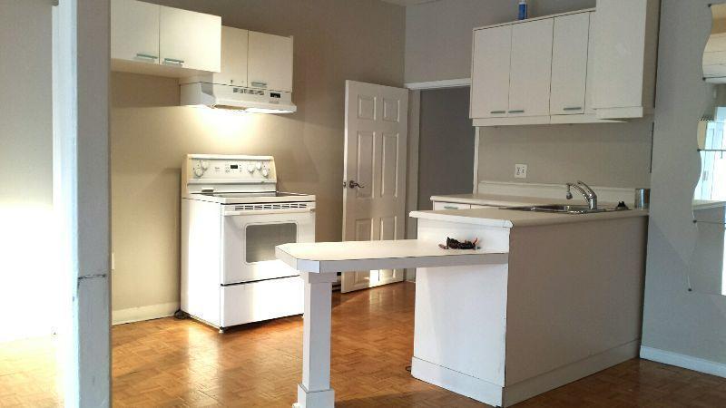 Très Beau LOFT, Eau Chaude INCLUS, Libre 1er Juillet