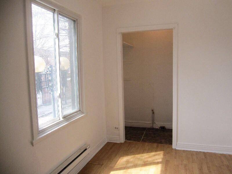 Cozy 5 1/2, 2 min walk metro Joliette, close to downtown