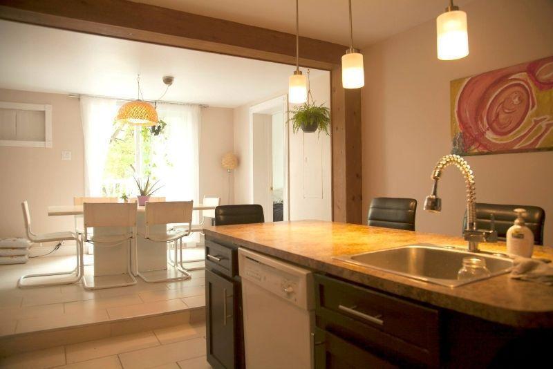 Très Grand 101/2 au RDC (15000pi2 de terrain),4-5 Chambres,2 SDB