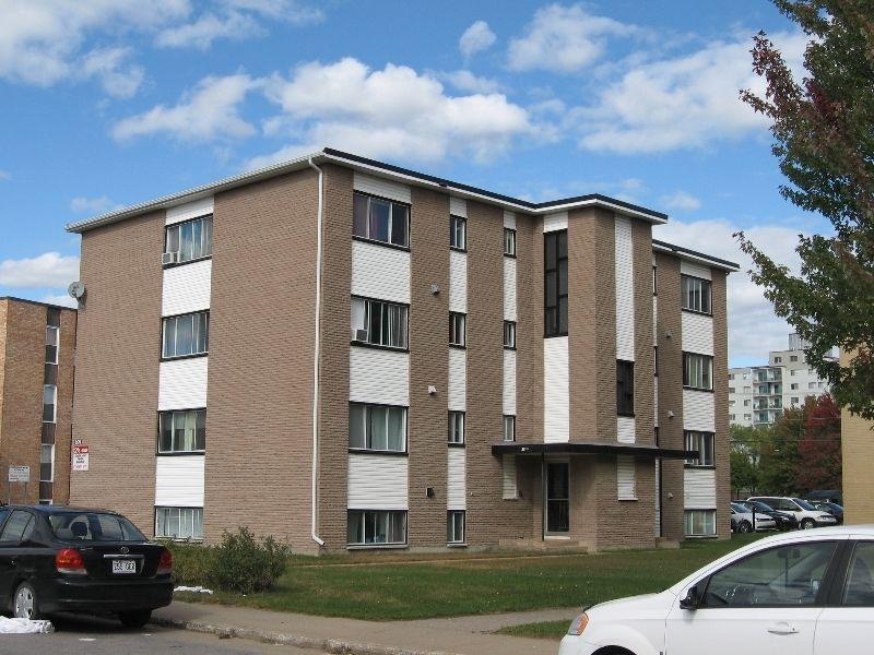 2 1/2 libre 1er Avril près Cegep et université