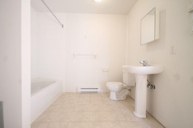 BAS PRIX - PRÈS METRO : CONDO 1 CAC NON-MEUBLÉ