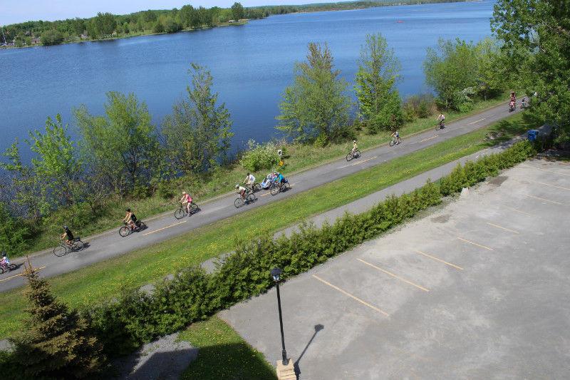 MAGNIFIQUE CONDO AVEC VUE SUR LE LAC BOIVIN