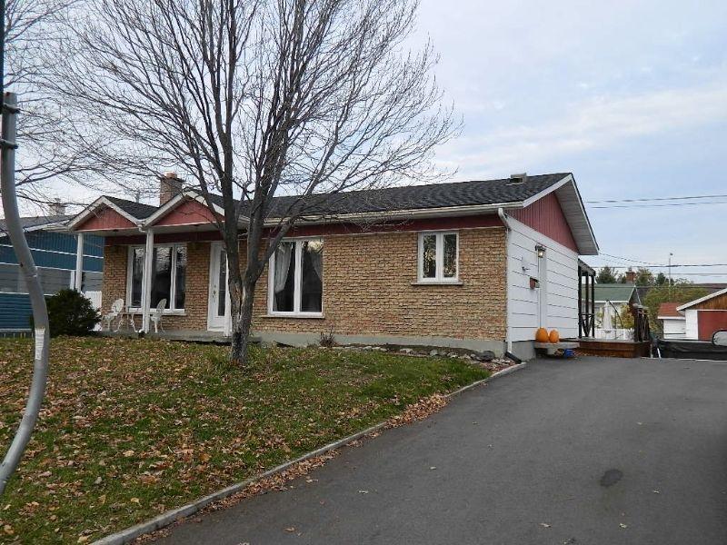 Maison avec belle piscine creusée à louer