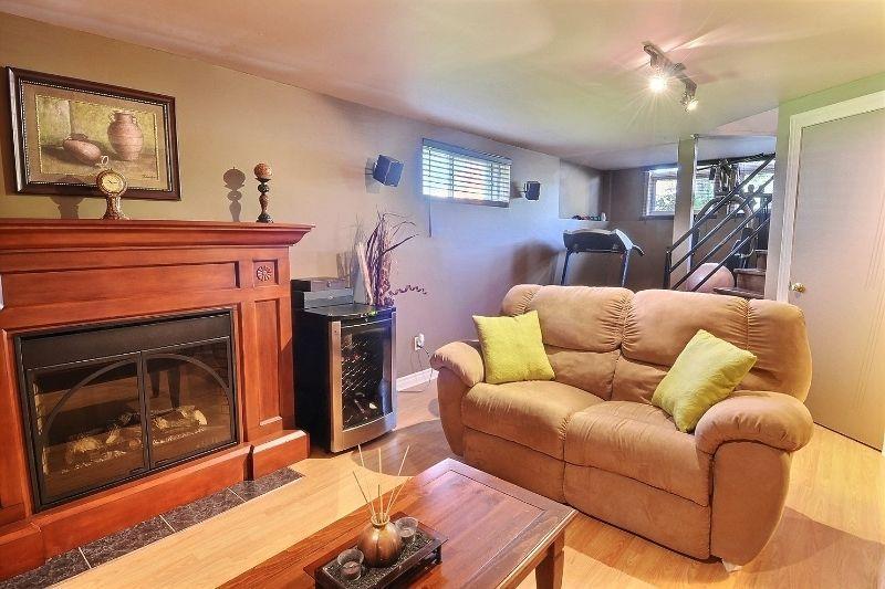 Bungalow sur grand terrain 7753 p.c. arbres matures,impeccable !