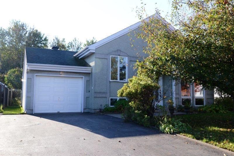 Bungalow sur grand terrain 7753 p.c. arbres matures,impeccable !