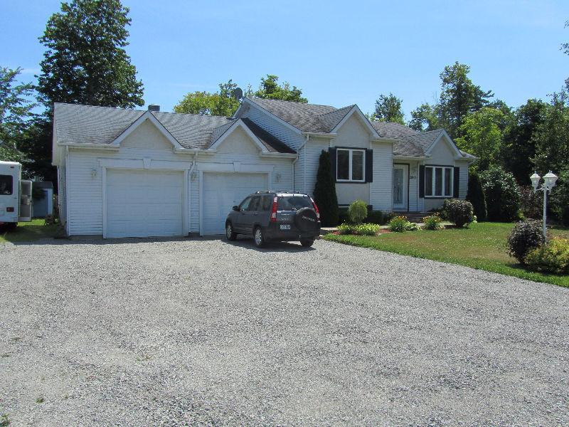 BUNGALOW AVEC GARAGE DOUBLE CHAUFFÉ PRÈS DE ST-JÉRÔME