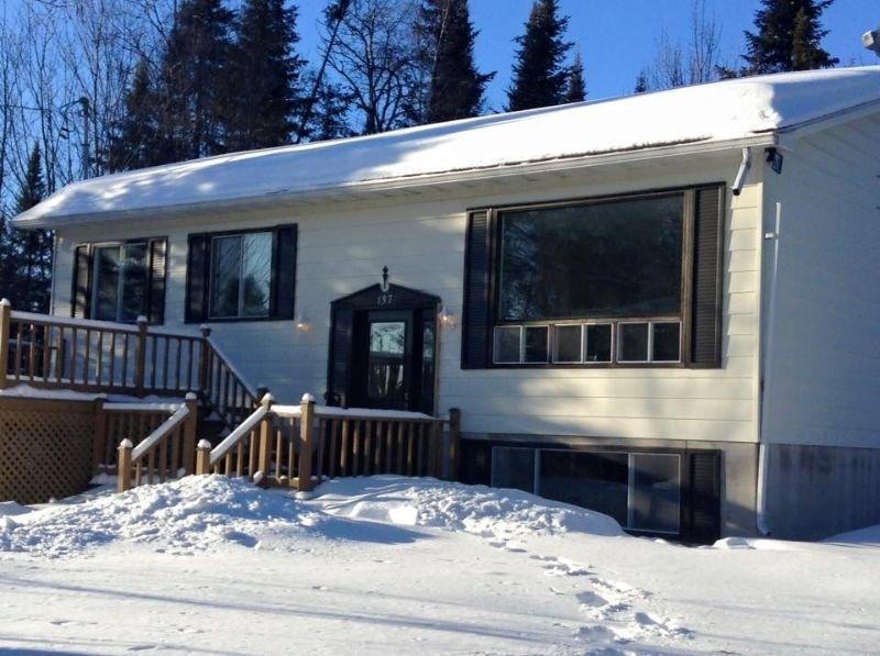 FAITES UNE OFFRE! MAISON/CHALET AVEC ACCÈS AU LAC -