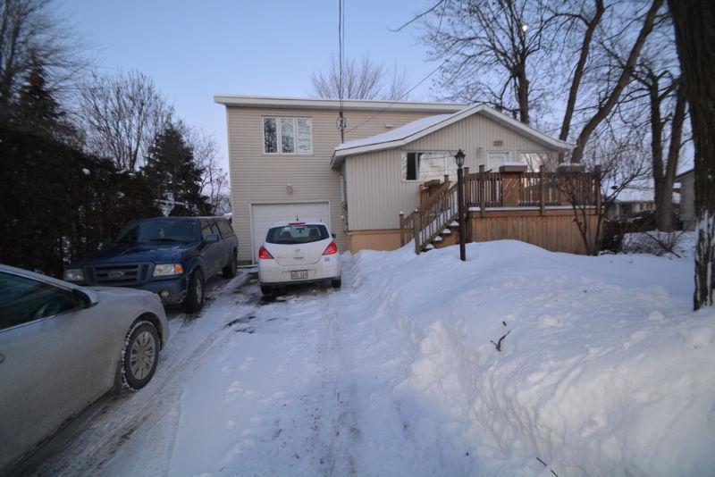 Laval: Bungalow avec vue sur l'eau !!!