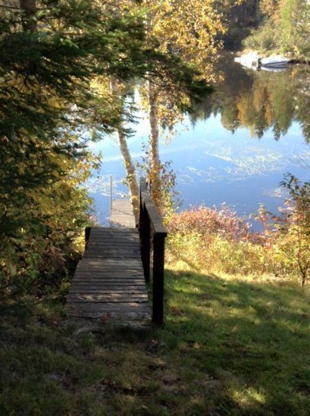 MAISON/CHALET À VENDRE DANS LES  AVEC ACCÈS AU LAC