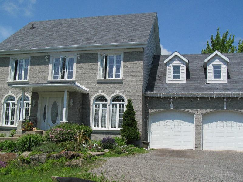 Maison deux étages avec garage double