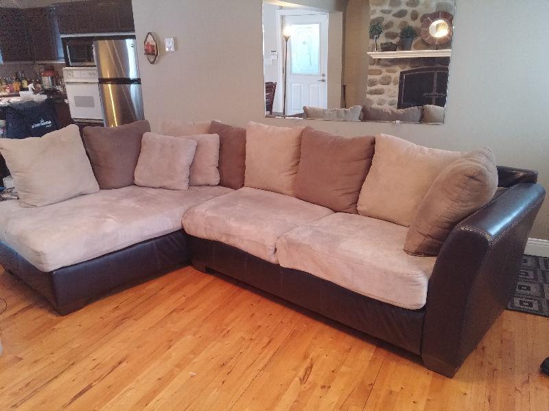 Grand sofa en L, cuir et matériel, brun/bourgogne et sable