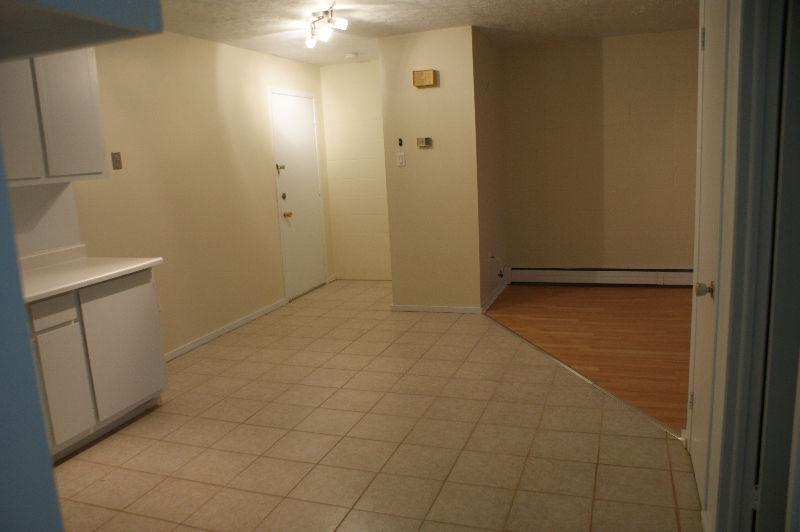 3½ avec balcon, chauffé et eau chaude fourni,secteur NORD