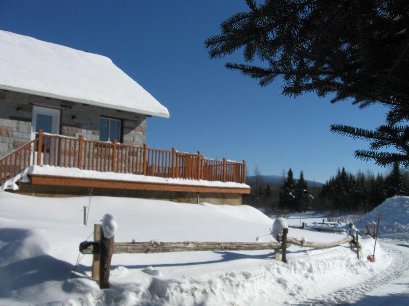 Bord de l'eau, en Estrie - maison/chalet entièrement rénové