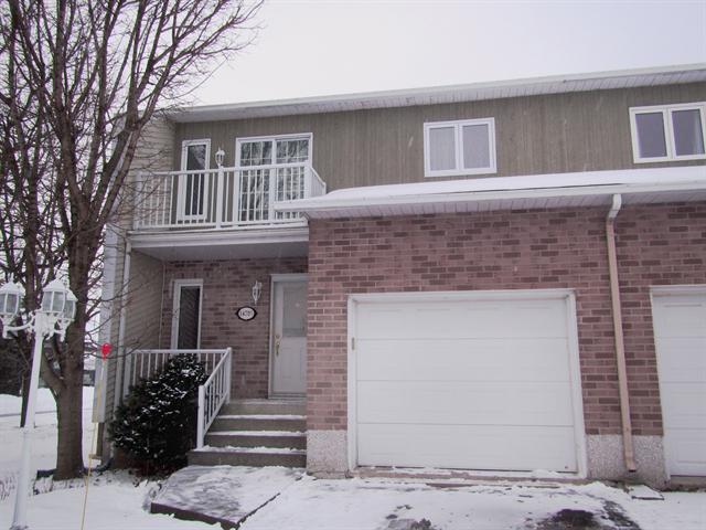 Maison avec garage à vendre à St-Hyacinthe, secteur Ste-Rosalie