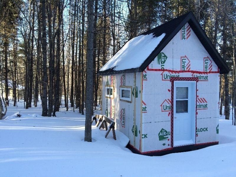 Terrain avec micro-chalet