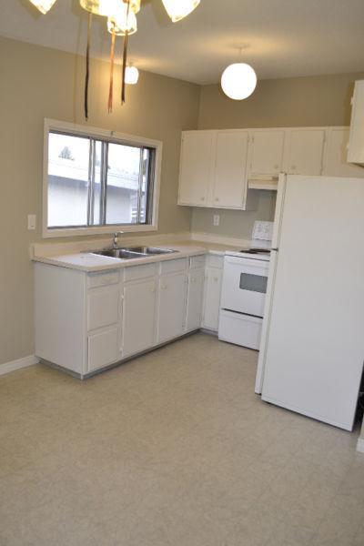 Close to all ammenities, spacious 3 bdr duplex avail April 15