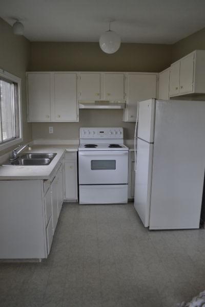 Close to all ammenities, spacious 3 bdr duplex avail April 15