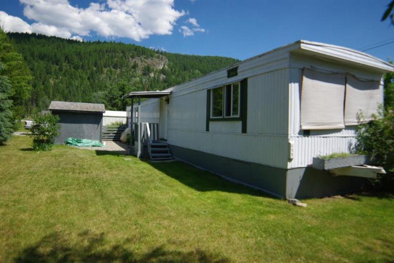 Clean manufactured home with garage!