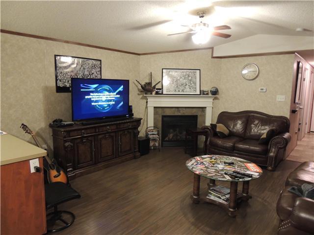 1217 SQ FT WELL MAINTAINED MOBILE LOCATED ON AN OVERSIZED LOT!