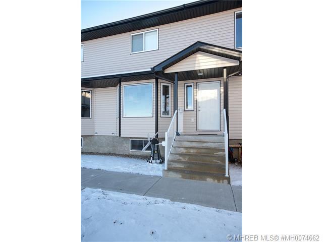 3 BEDTOWNHOUSE IN REDCLIFF! IMMACULATE CONDITION! MOVE-IN READY!