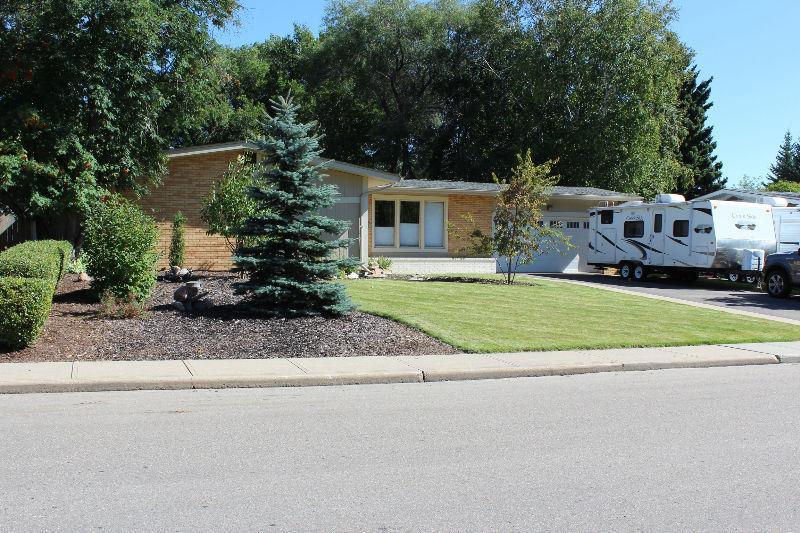 Beautiful Bungalow in Desirable Sunnybrook - Faces Green Space