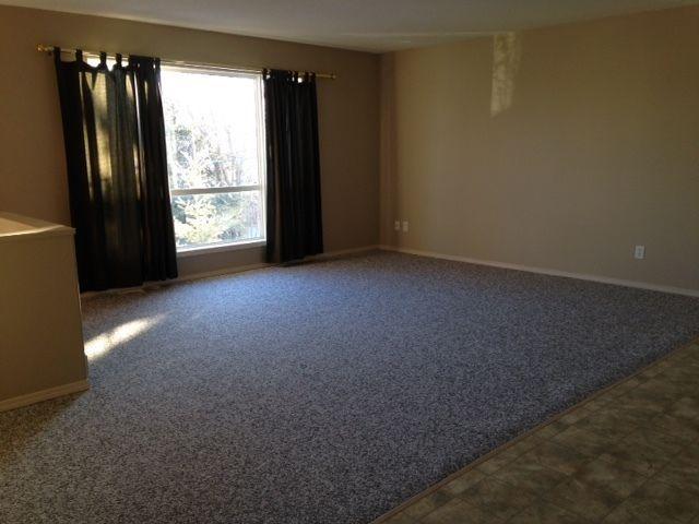 Available Now! Very clean 3 bedroom unit!