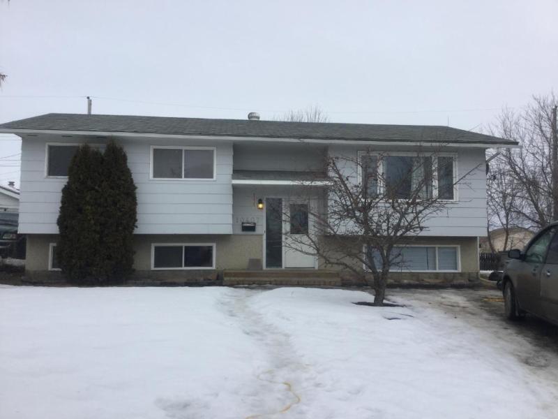 Full House W/ Gorgeous Fenced Back Yard, Large Deck