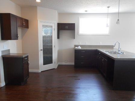 Gorgeous 2 Bed Lower w/ Garage! $1250 April 1st #3202