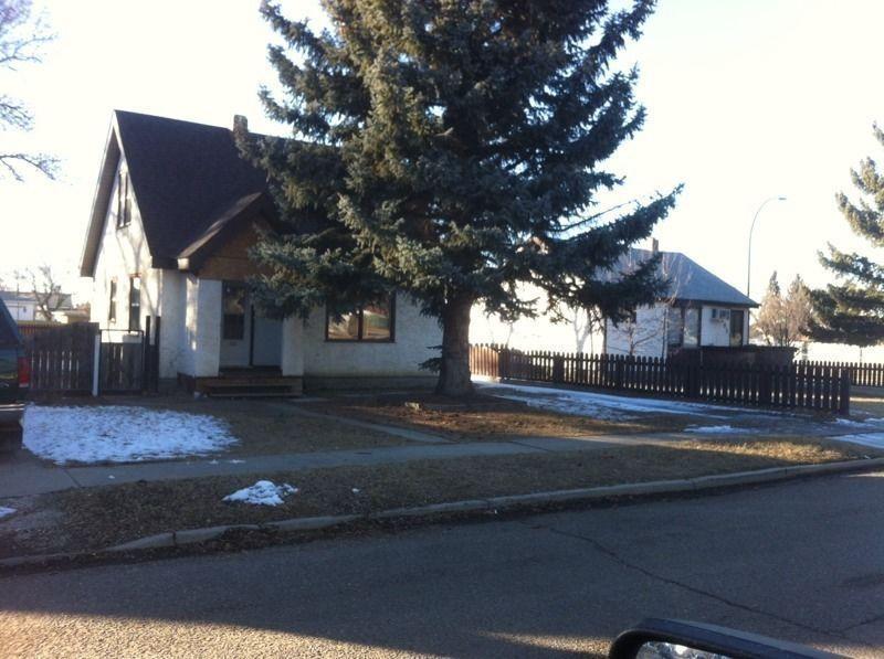 3 bed 1 bath in Redcliff pet friendly. Smoke free