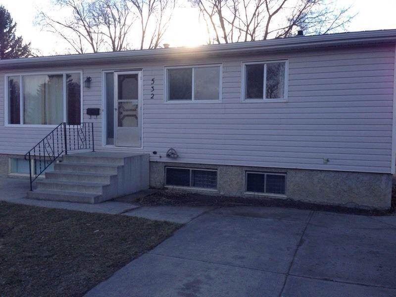 4 bdrm house for rent. Redcliff, AB