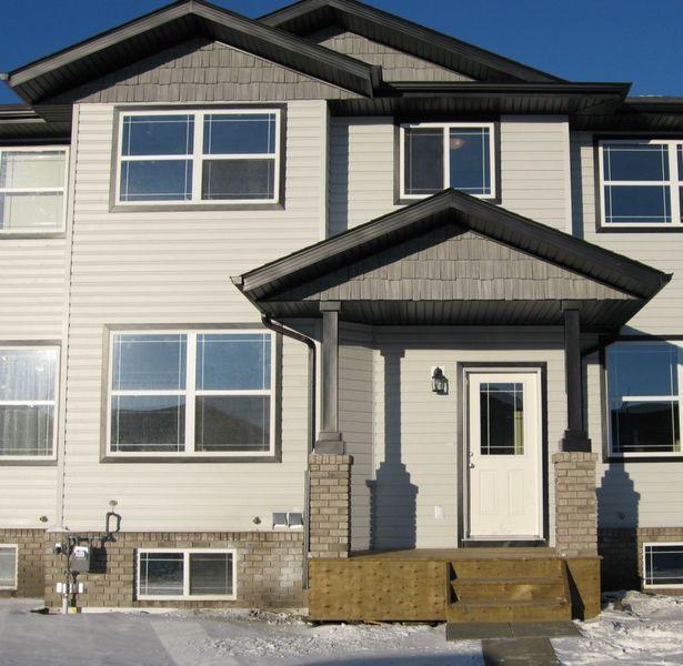 3 Bed Room, 1.5 Bath Townhouse in Lacombe - Available May 1st