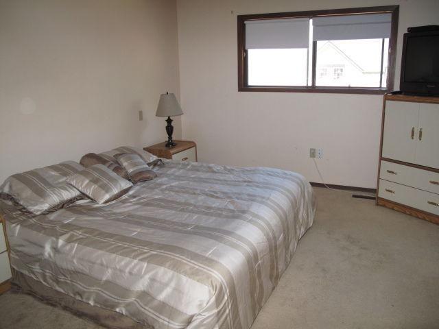 Spacious Master Bedroom w. king size bed, $1350/mo, April 1