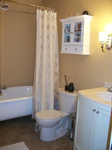 Gorgeous 1 BR with double-ended cast iron tub (May 1, 2016)