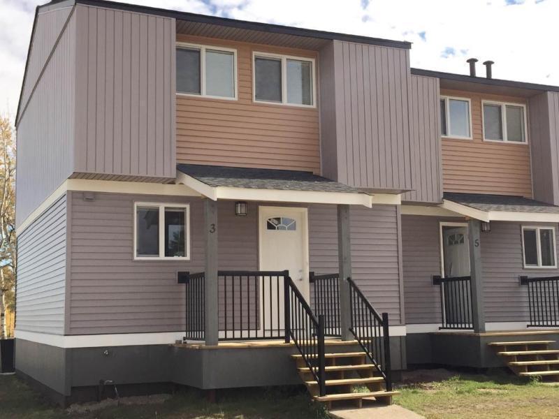 NICE NEWLY RENOVATED 3 BEDROOM TOWNHOMES