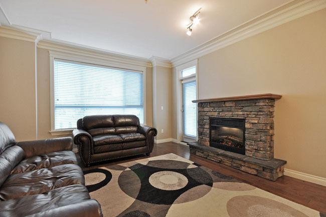 (VIRTUAL TOUR) 2 Bdrm + Den In Garibaldi Lane!