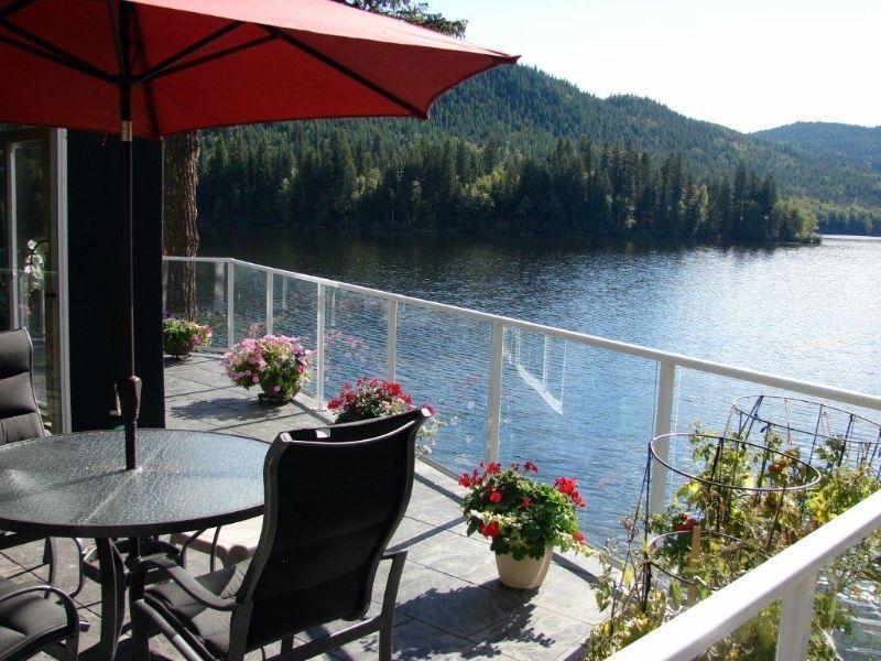 Builders Retirement Lakefront home - Make your Offer