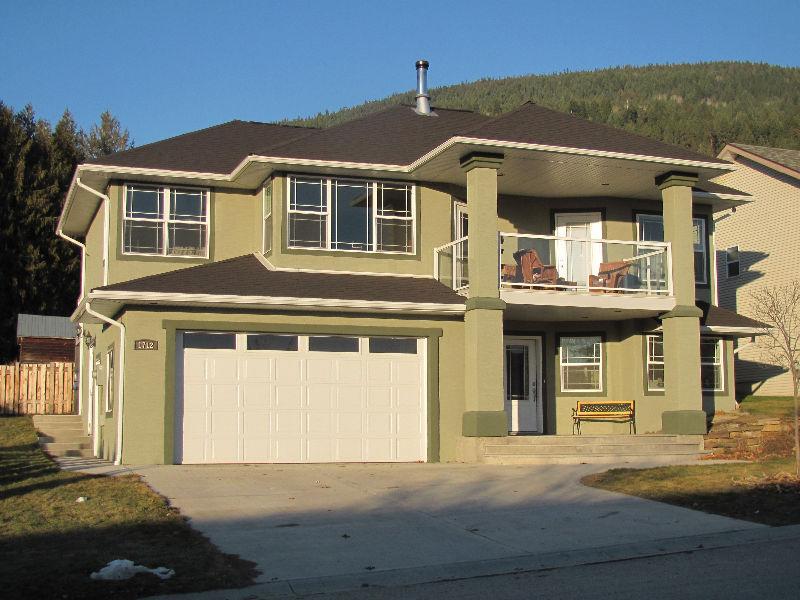 Creston: Modern House in Great Town Location