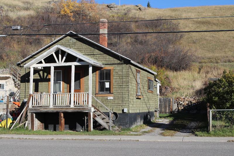 SOLID MOUNTAIN HOME IN CROWSNEST PASS