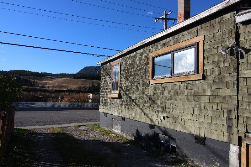 SOLID MOUNTAIN HOME IN CROWSNEST PASS