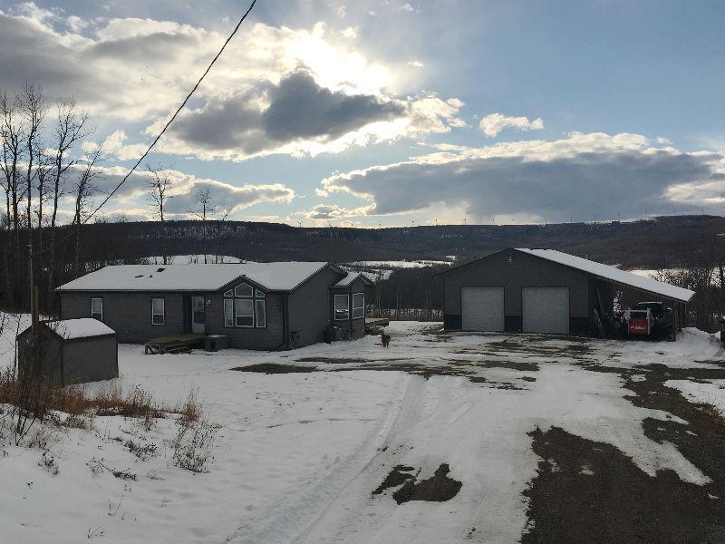 Acreage 10 min from town with huge garage and amazing view!