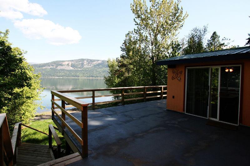 Funky waterfront on Little Shuswap with 75 year prepaid lease!