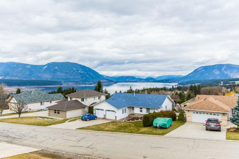 Salmon Arm - Family Home with Stunning LAKE VIEW