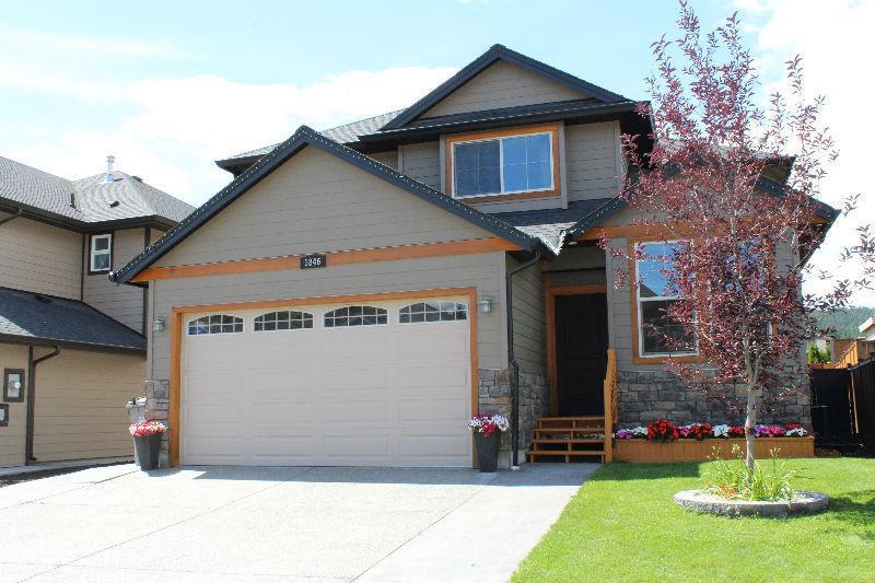 Stunning Custom Built Two Storey Home in Pineview Valley!